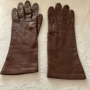 Ladies vintage brown leather gloves.